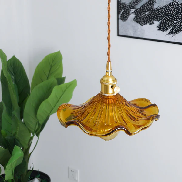 Stylowa lampa w kształcie kwiatu hibiskusa
