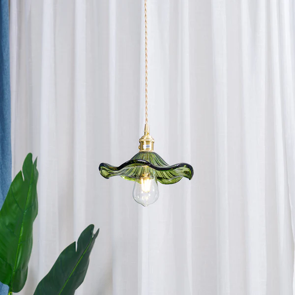 Stylowa lampa w kształcie kwiatu hibiskusa