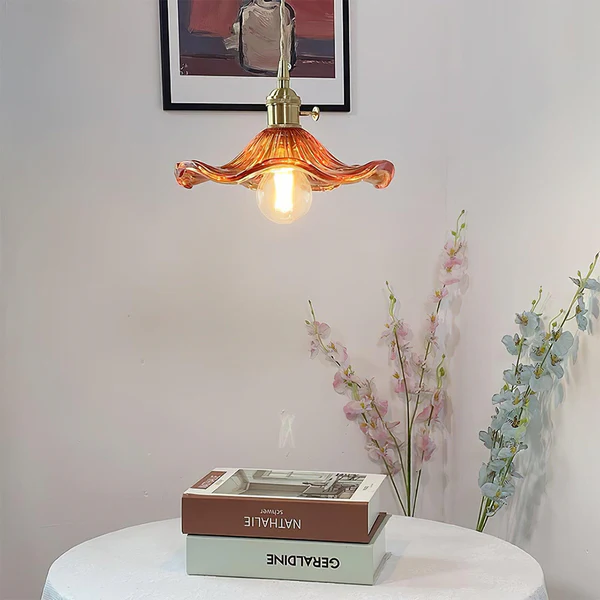 Stylowa lampa w kształcie kwiatu hibiskusa