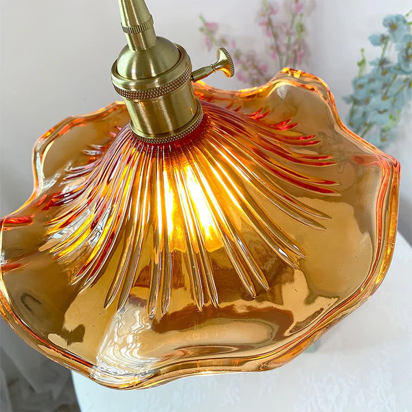 Stylowa lampa w kształcie kwiatu hibiskusa