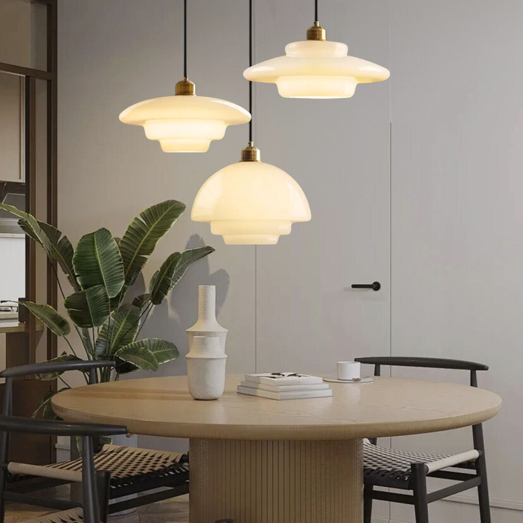 Biała lampa wisząca z połowy wieku