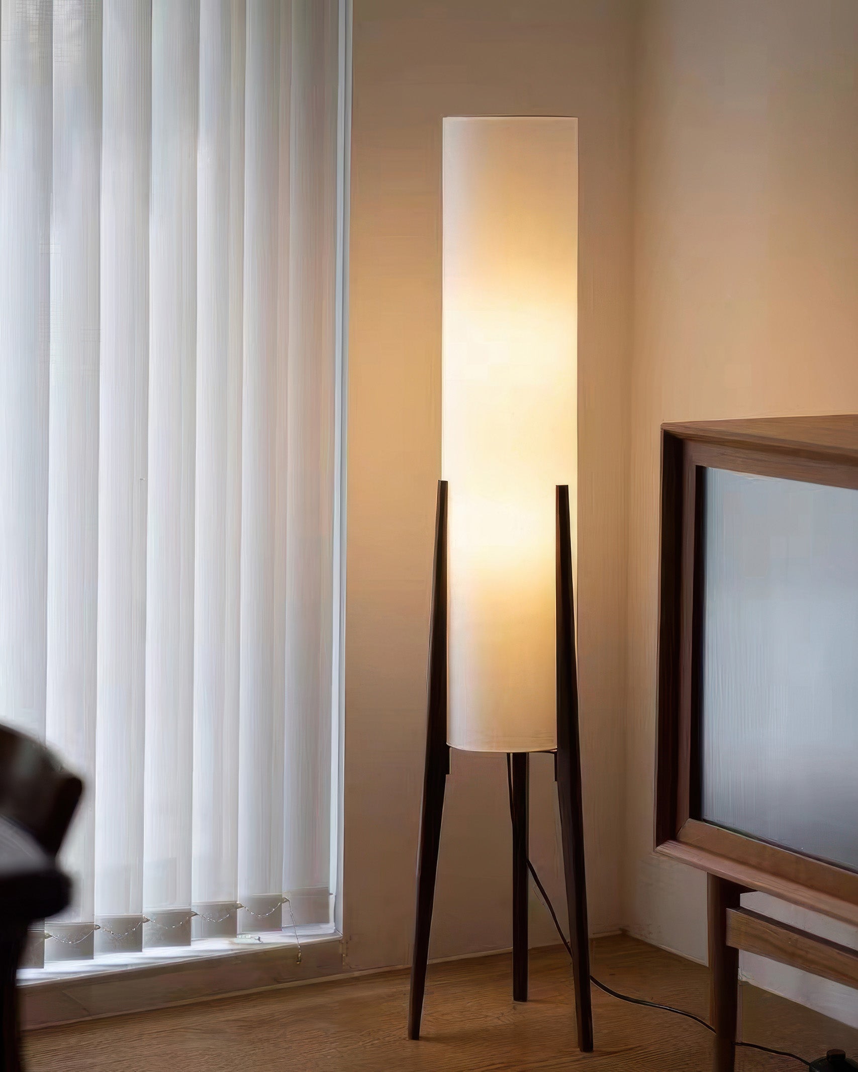 Lampa podłogowa z litego drewna orzechowego Lampa artystyczna